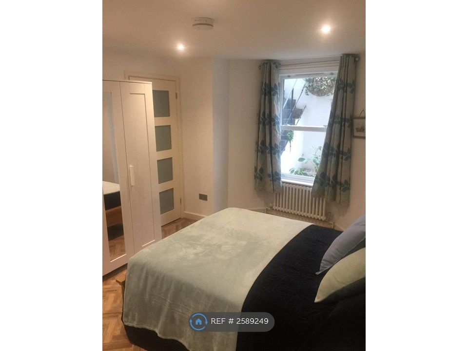 Property photo 3 of 7 Double Bedroom (Over Looking Private Courtyard)