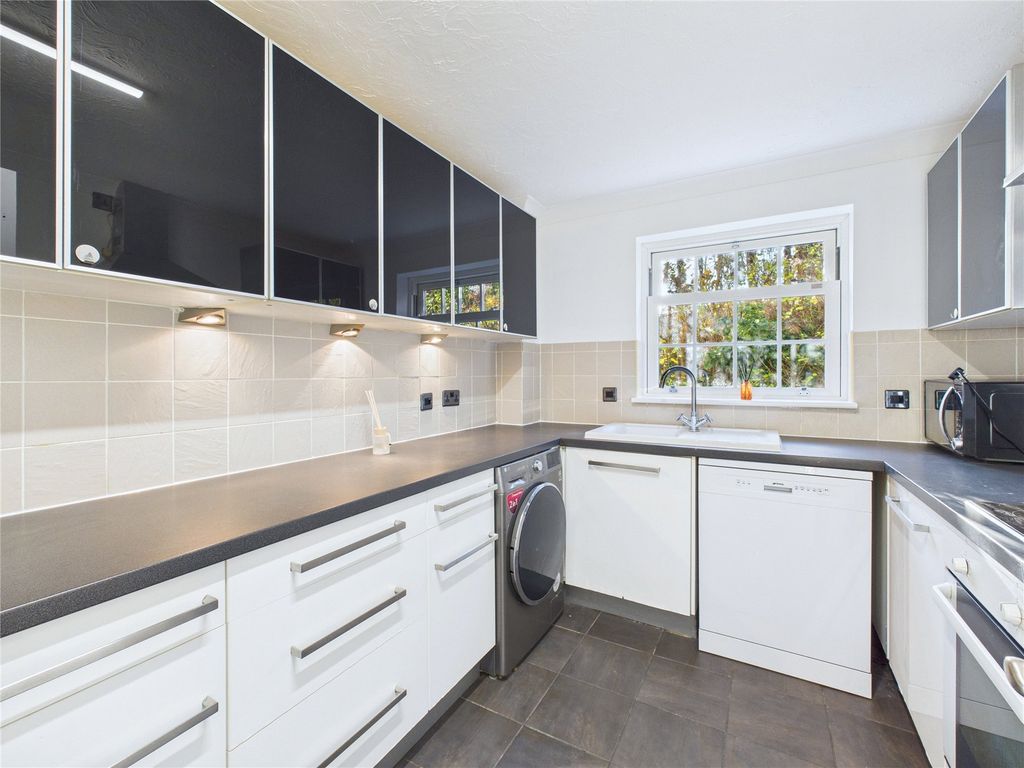 Property photo 3 of 11 Kitchen