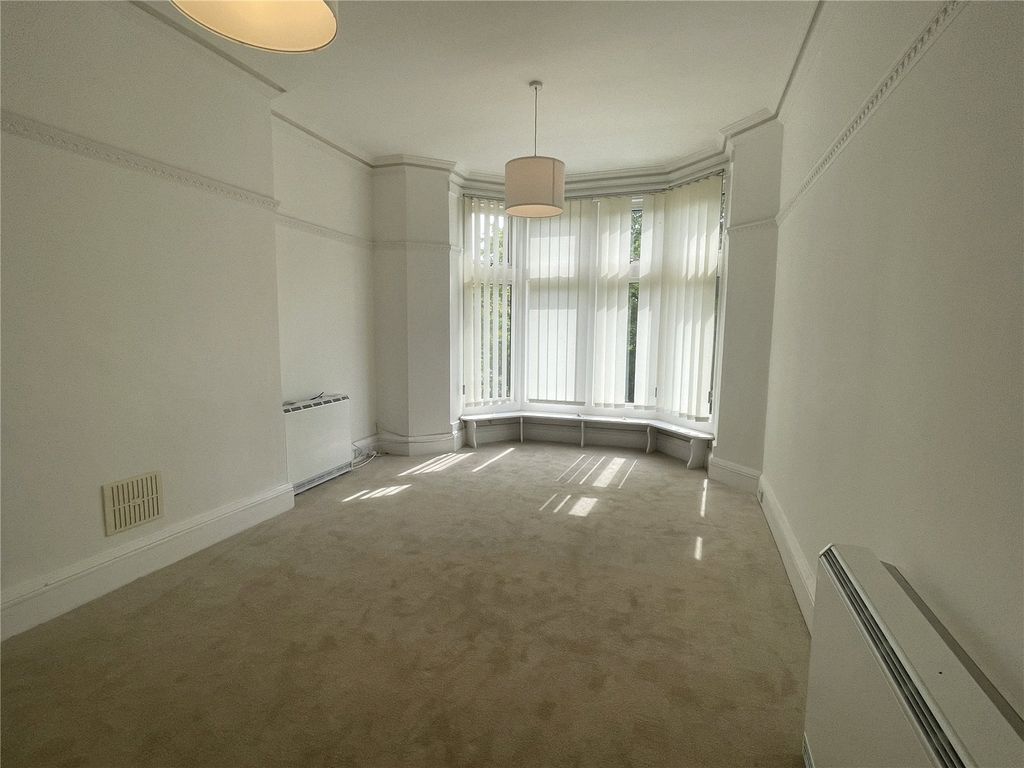 Property photo 3 of 9 Lounge