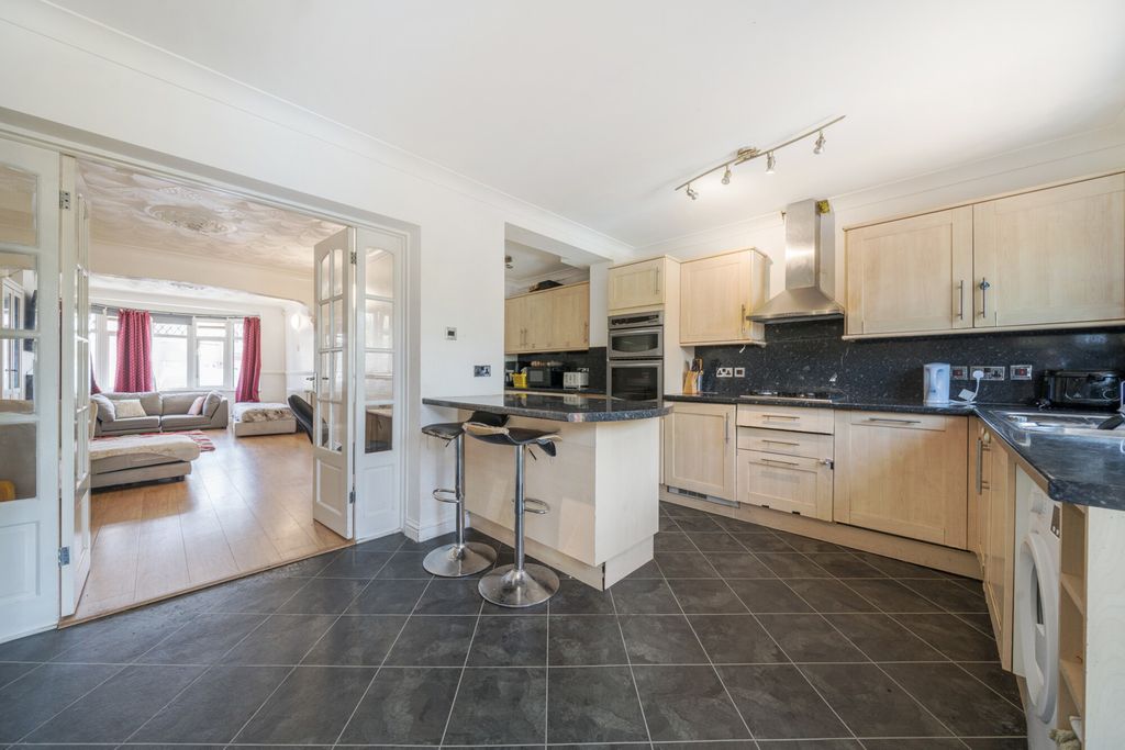 Property photo 3 of 12 Kitchen