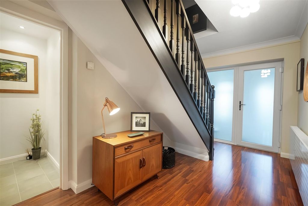 Property photo 3 of 28 Entrance Hall