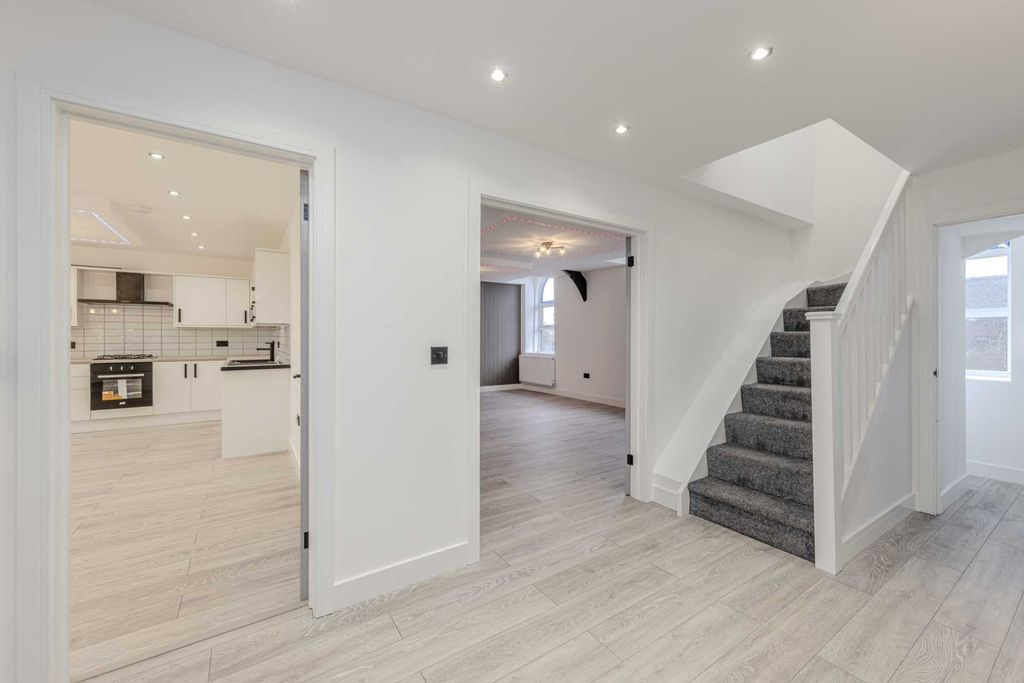 Property photo 3 of 27