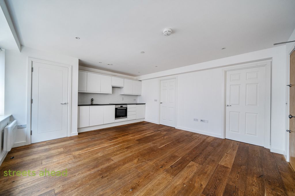 Property photo 3 of 18 7c7E60cc-d120-447...