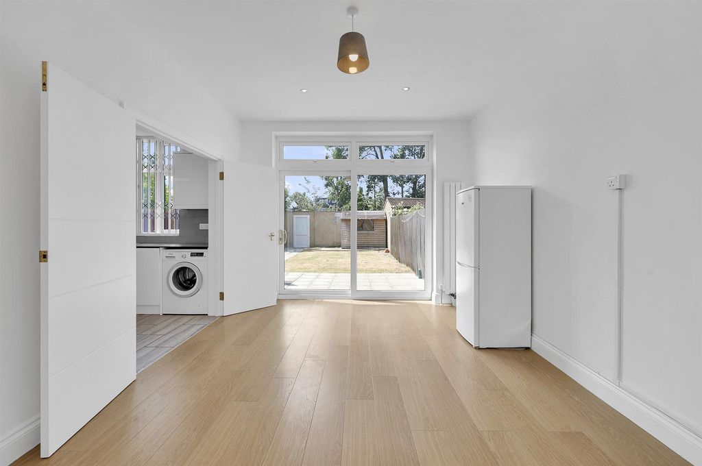 Property photo 3 of 21 Din1.Jpg