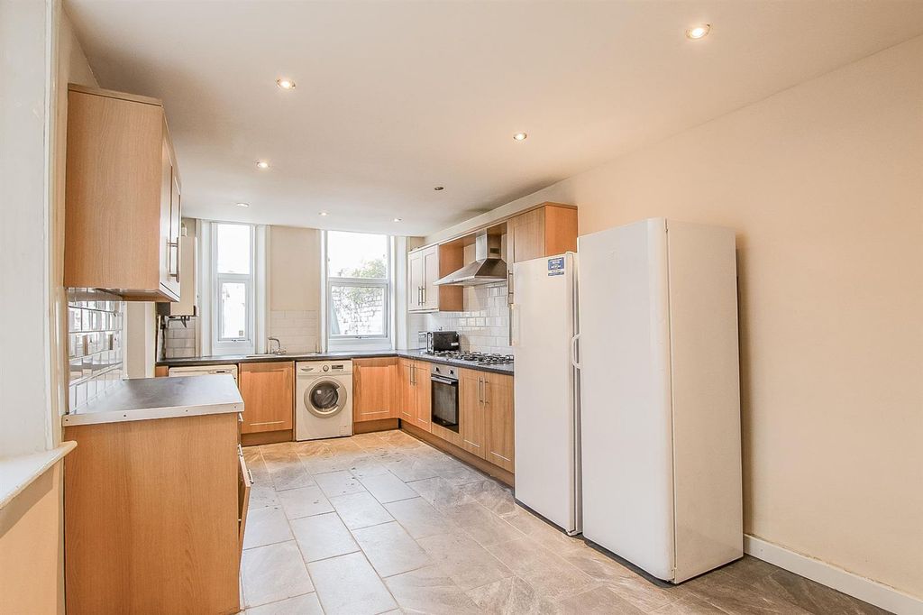 Property photo 2 of 7 Kitchen