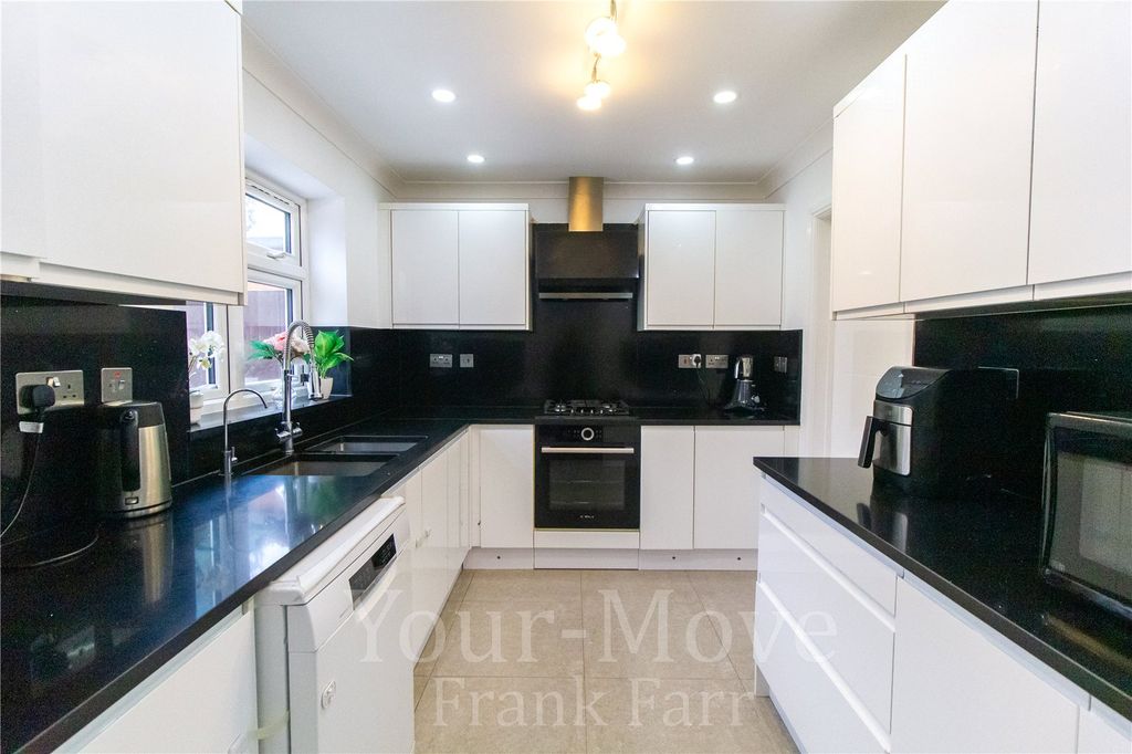 Property photo 3 of 12 Kitchen