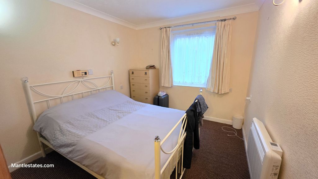 Property photo 2 of 16 Bedroom