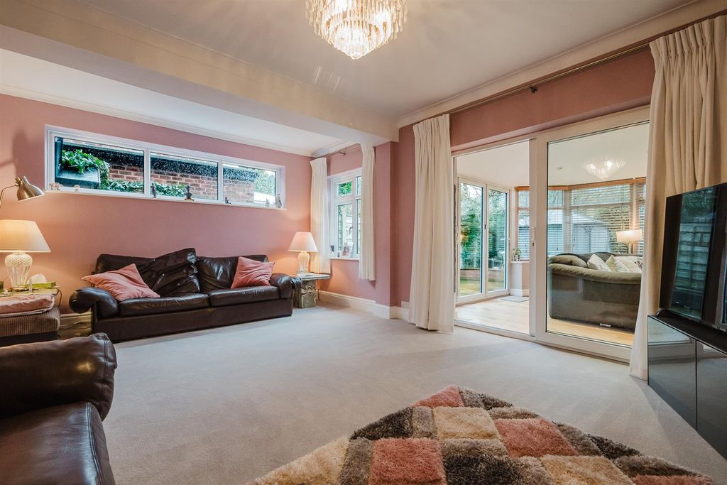 Property photo 2 of 37 Lounge