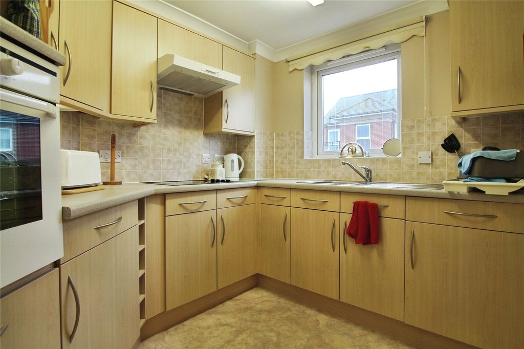 Property photo 3 of 11 Kitchen