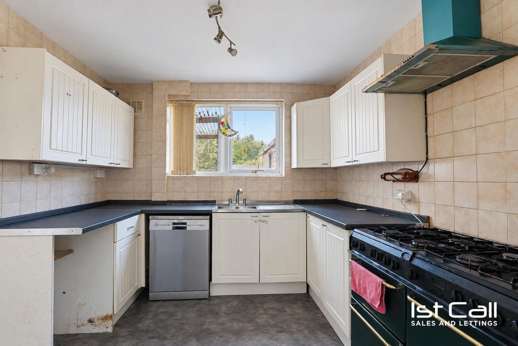 Property photo 3 of 16 Kitchen