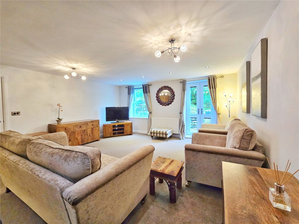 Property photo 3 of 17 Lounge