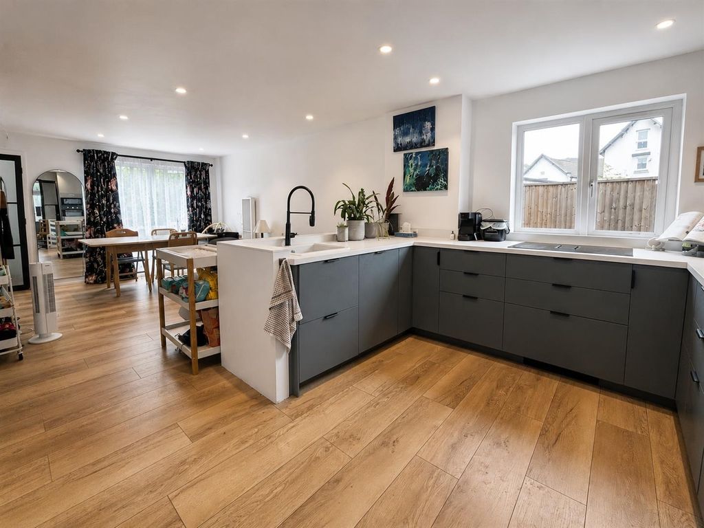 Property photo 2 of 11 Kitchen