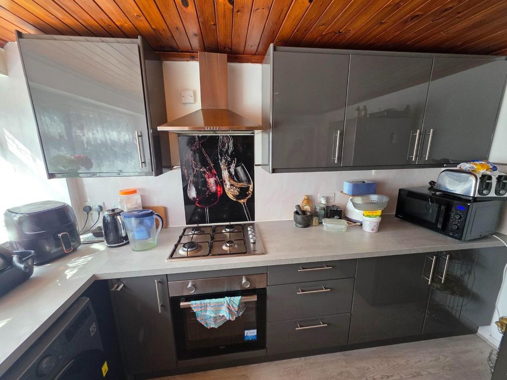 Property photo 2 of 10 Kitchen