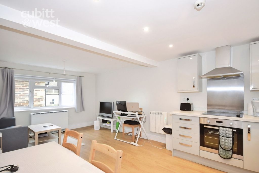 Property photo 3 of 7 Kitchen/Lounge