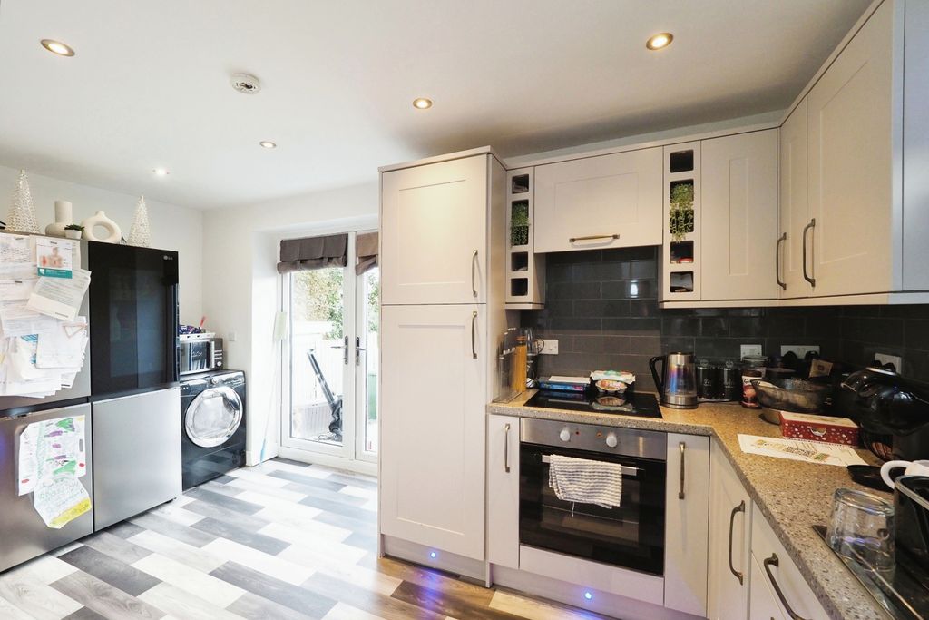 Property photo 3 of 11 Cottage Kitchen