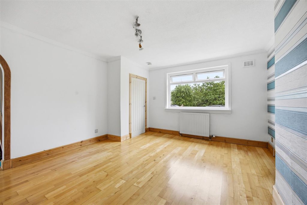 Property photo 3 of 14 05-14_Bridgeburn_Drive_Chryston_005.Jpg