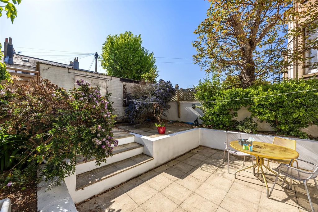 Property photo 2 of 23 St Aubyns 59A-019.Jpg