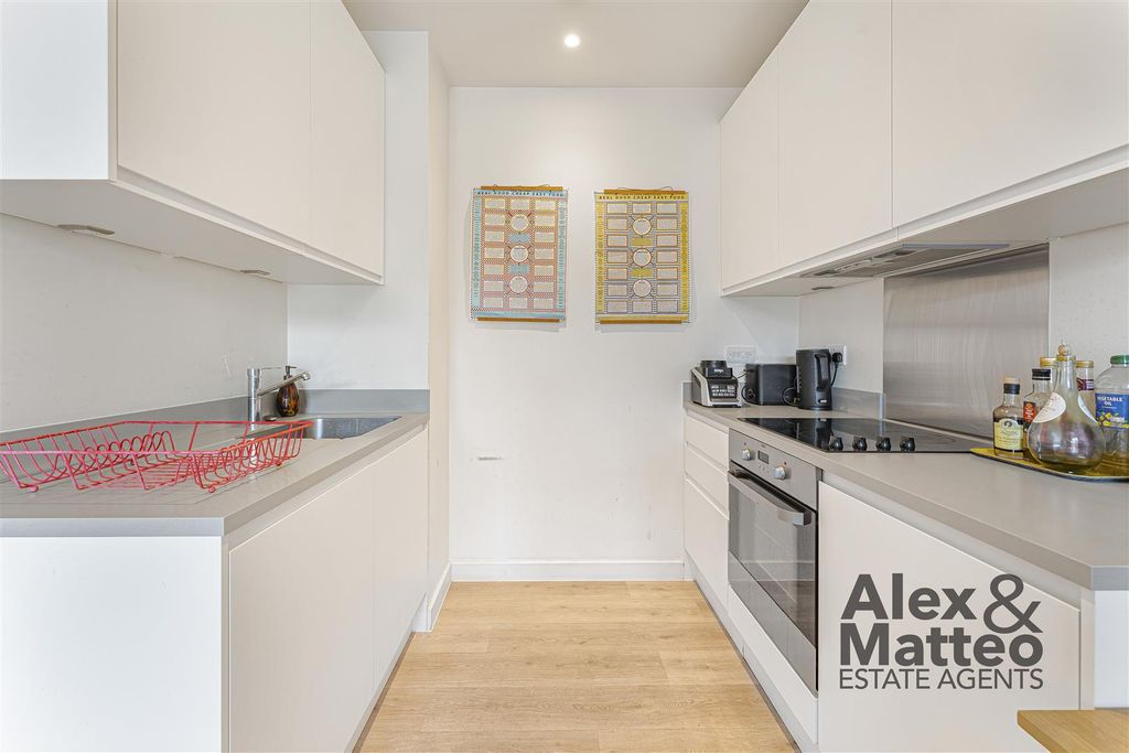 Property photo 2 of 21 Varcoe Road