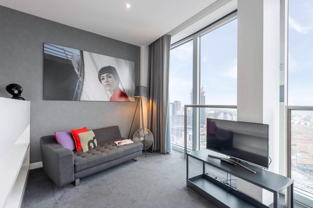 Property photo 1 of 11 Living/ Sleeping Area