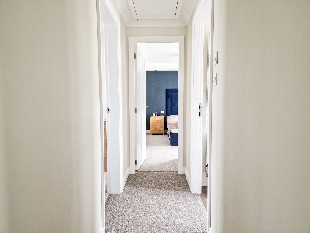 Property photo 3 of 14 Hall (1)