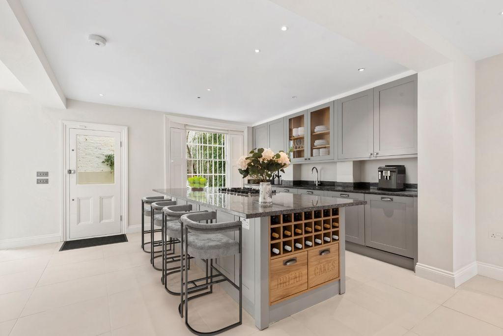 Property photo 3 of 23