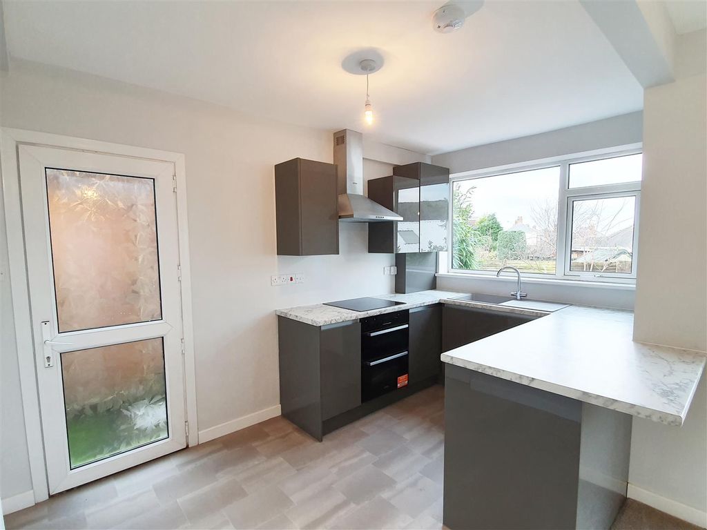 Property photo 2 of 13 Fitted Kitchen