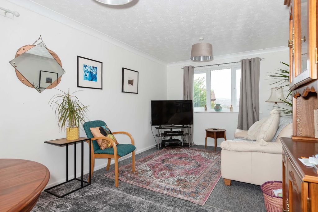 Property photo 3 of 15 Elm Court_10.Jpg