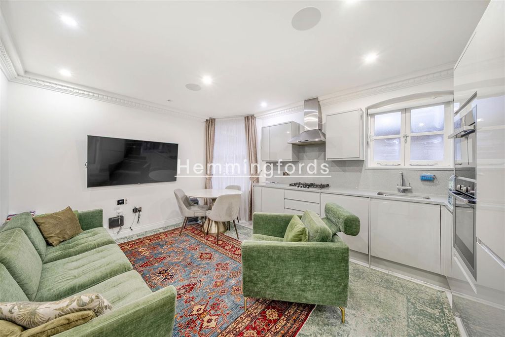 Property photo 3 of 11 111 Scott Ellis Gardens-06.Jpg