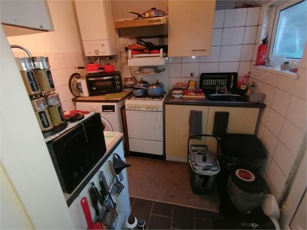 Property photo 3 of 9 Kitchen