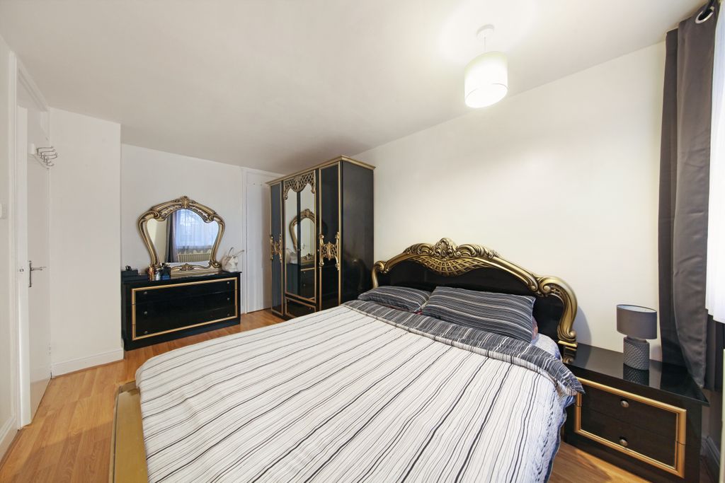 Property photo 3 of 11 Master Bedroom