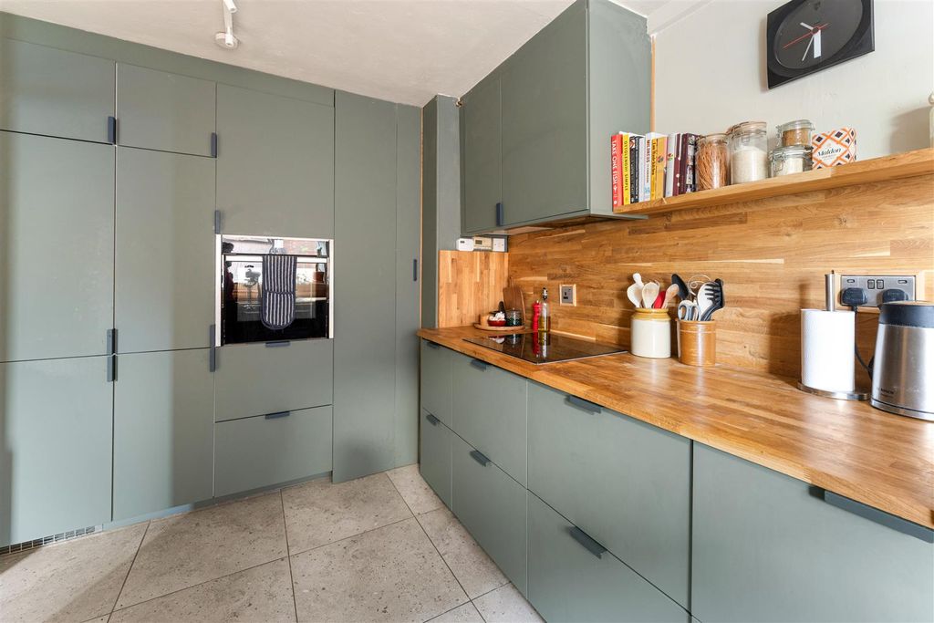 Property photo 3 of 53 Shelley Court, E17