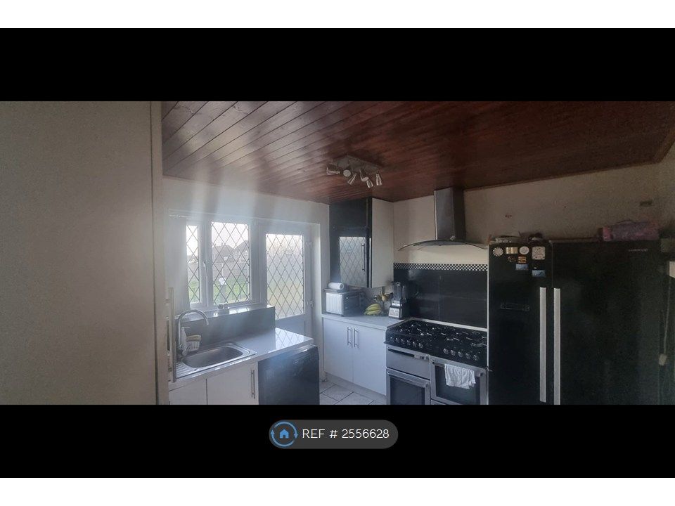 Property photo 3 of 19 Kitchen