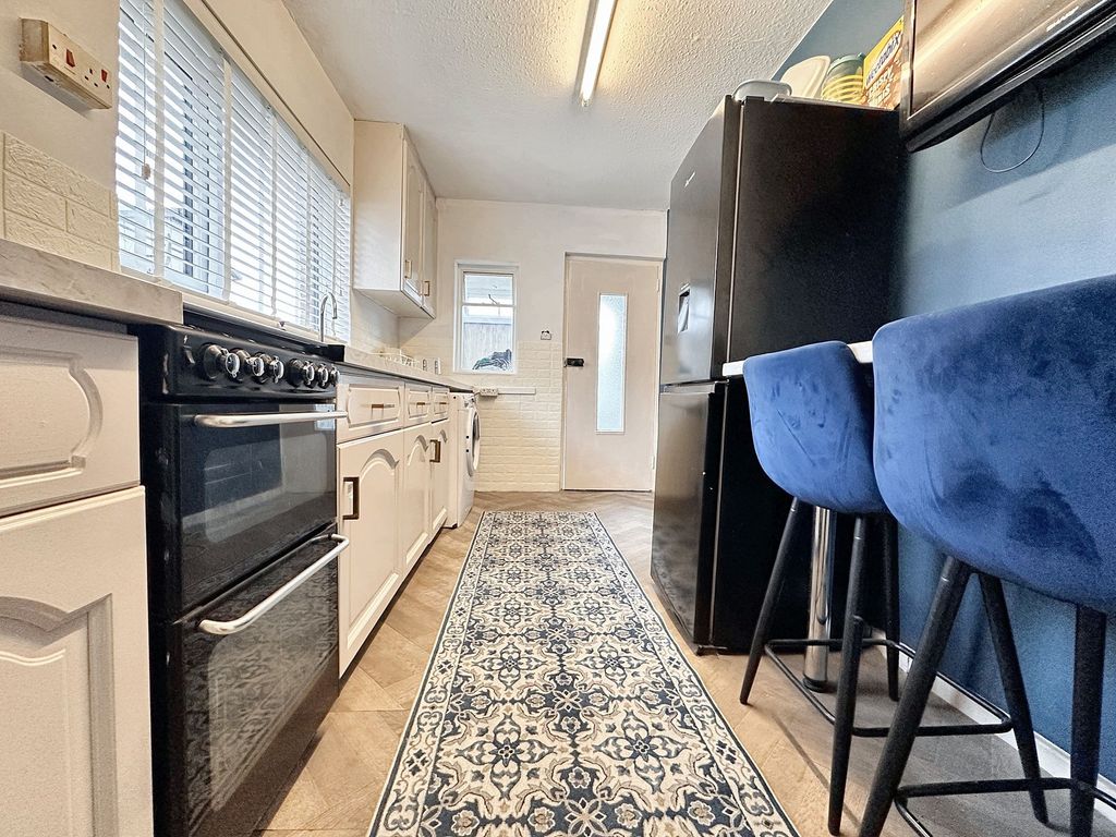 Property photo 3 of 10 Kitchen