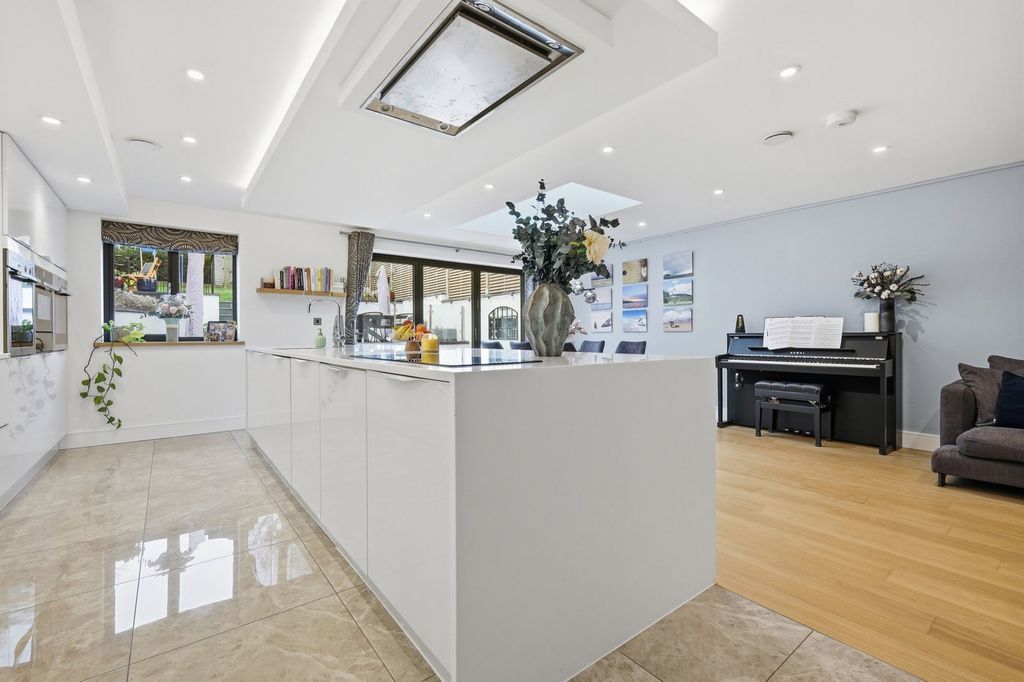 Property photo 3 of 33