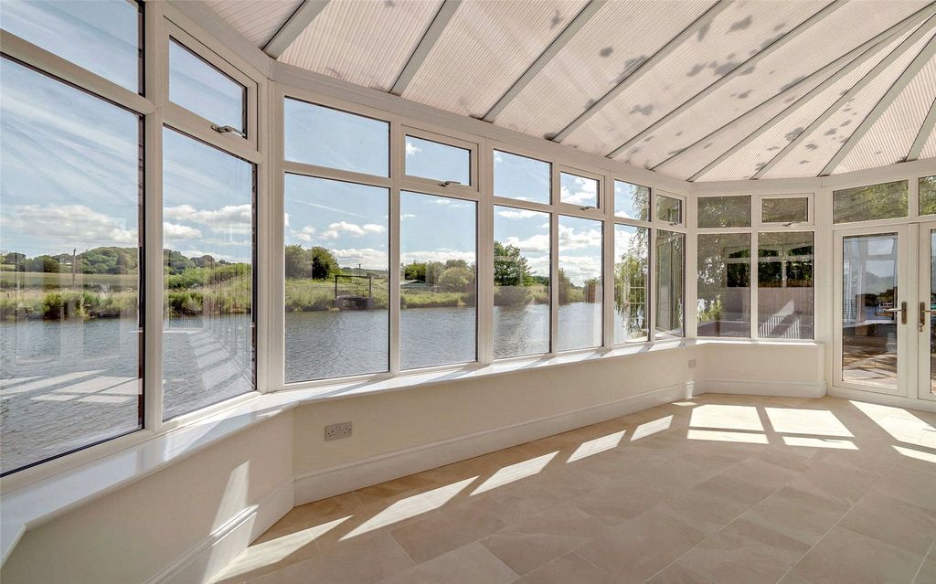 Property photo 2 of 24 Conservatory