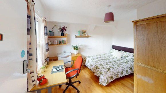 Property photo 2 of 8 Qy27Crvkwuh-Bedroom.Webp