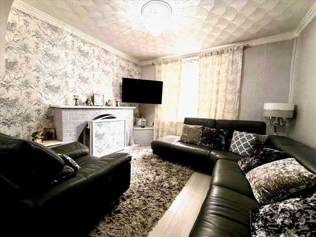 Property photo 3 of 26 Lounge