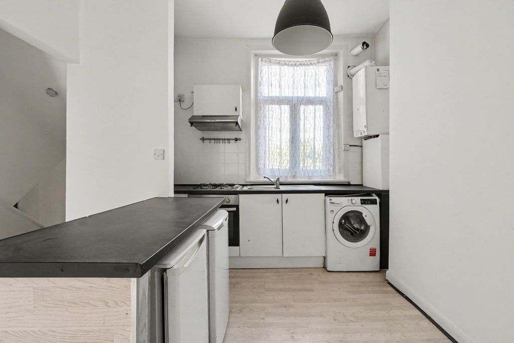 Property photo 2 of 12 Kitchen