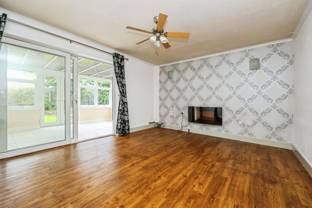 Property photo 3 of 17 Lounge