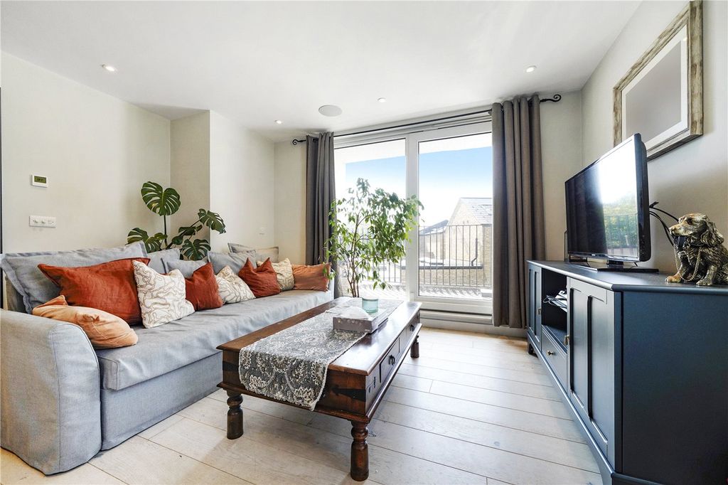 Property photo 3 of 11 Living/ Dining Room