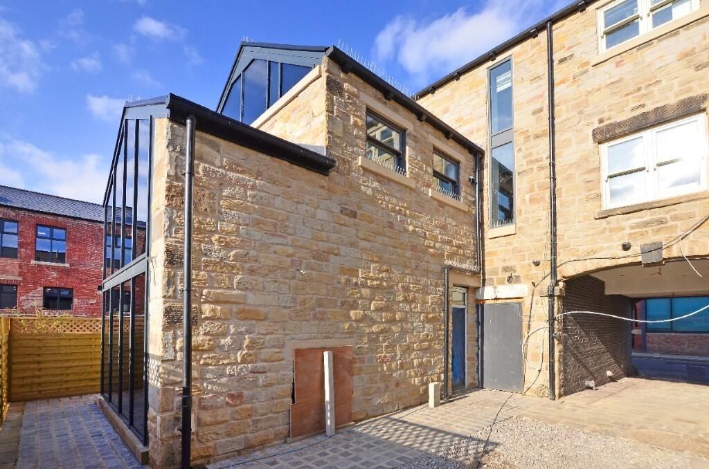Property photo 2 of 9 Bright And Well-Maintained Exterior Of A Charming ...
