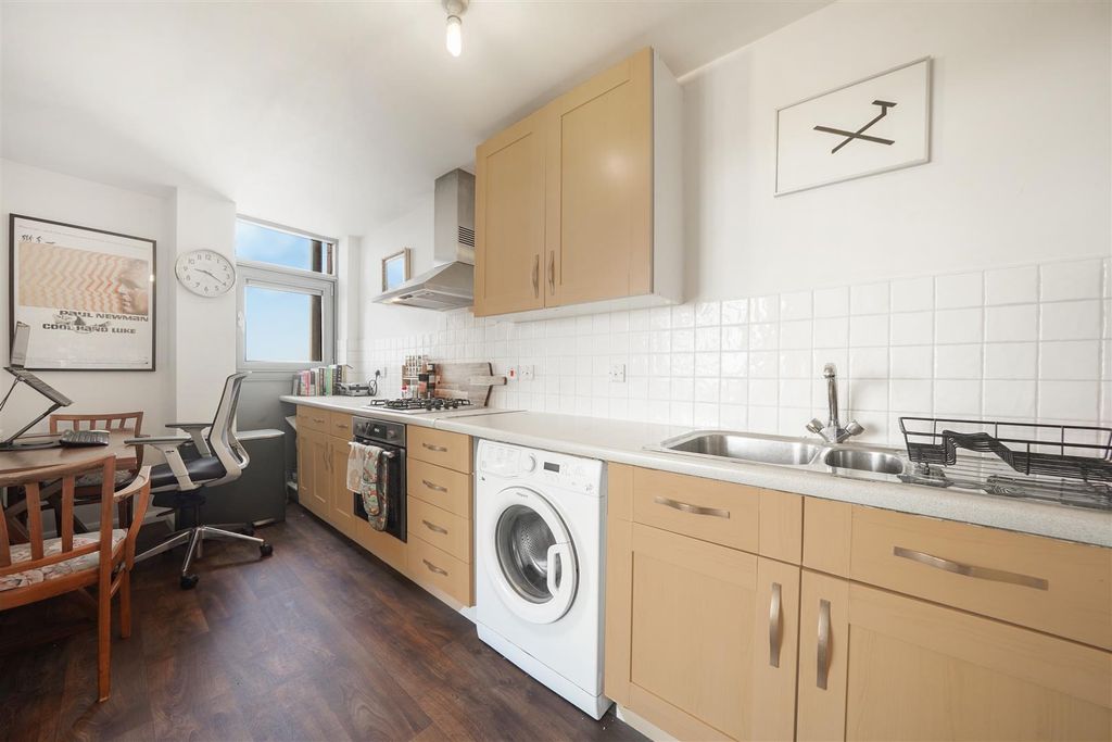 Property photo 3 of 12 Flat 26, 1 The Roundway - Qaiyan0Kz3Ofv5Qnbfr6.Jpg