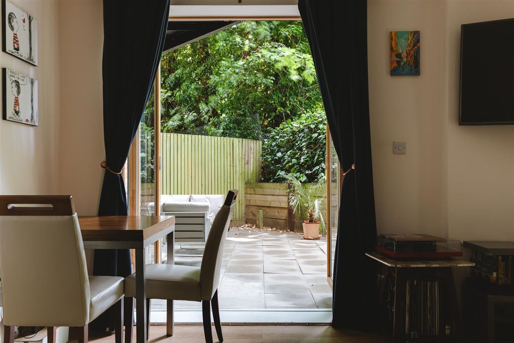 Property photo 1 of 18 Upper Clapton Road-14.Jpg