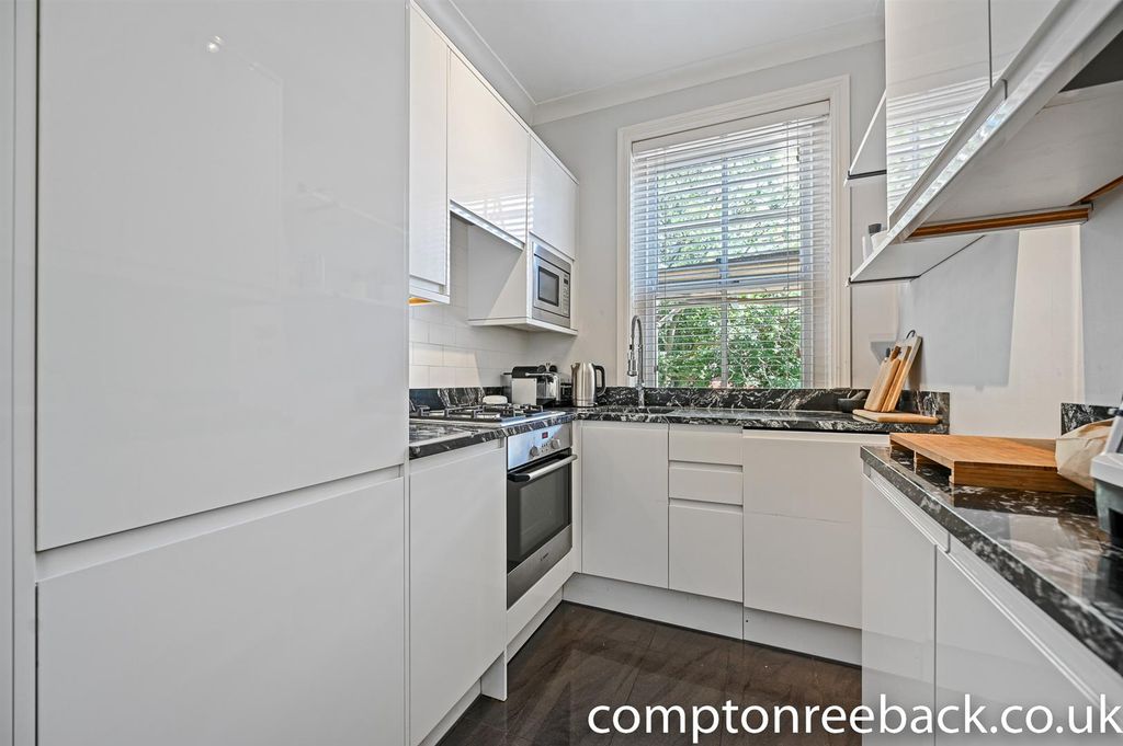 Property photo 3 of 11 Kitchen