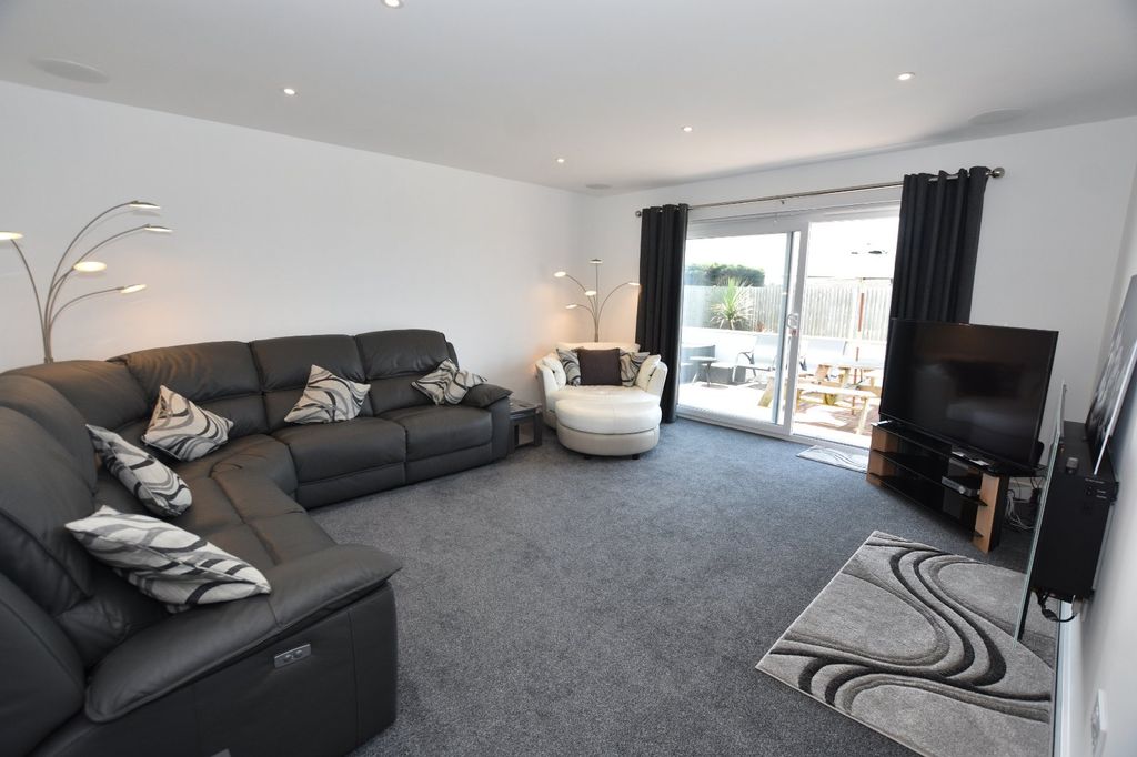 Property photo 2 of 17 Lounge