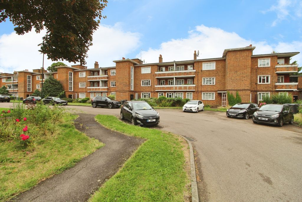 Property photo 1 of 16 One Bedroom 2nd Floor Flat To Rent