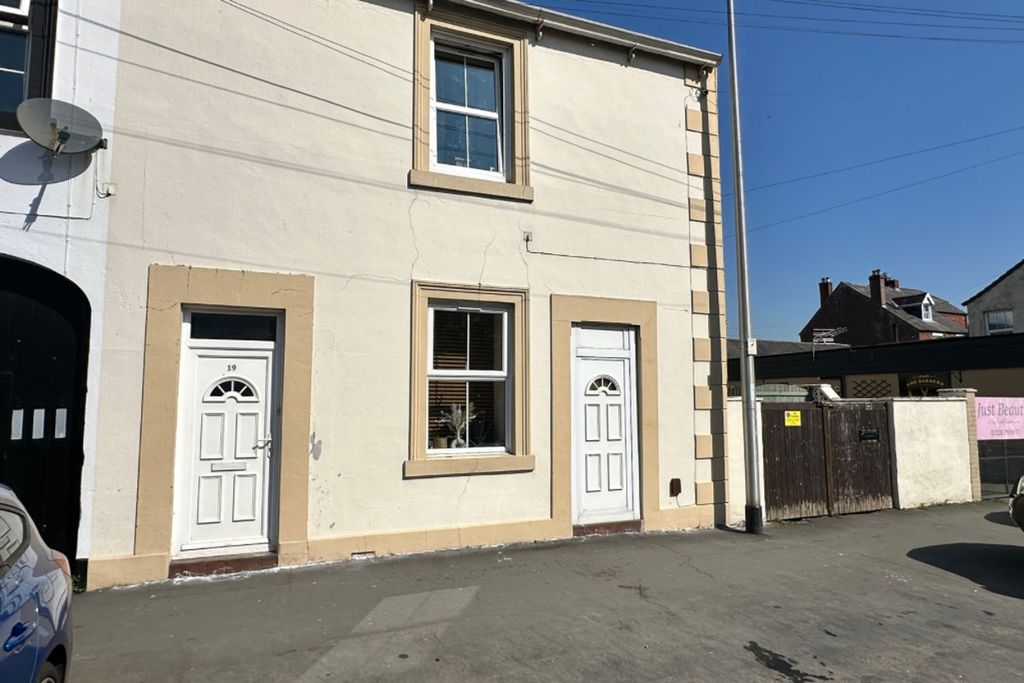 Property photo 1 of 11 Swan Street
