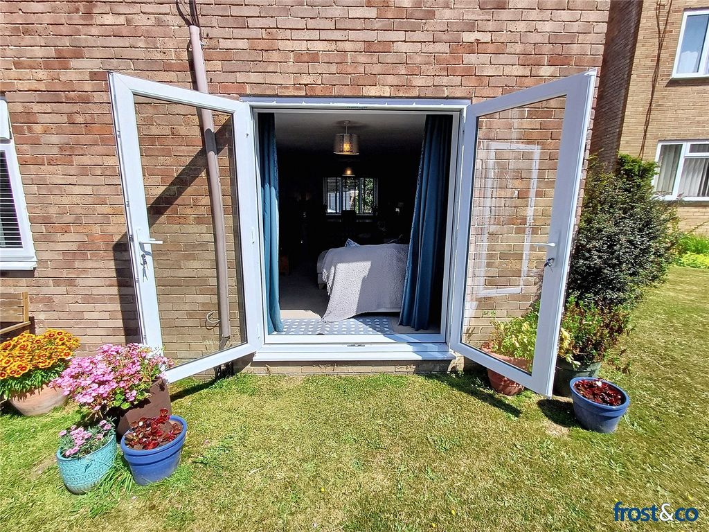 Property photo 3 of 18 Steepdene