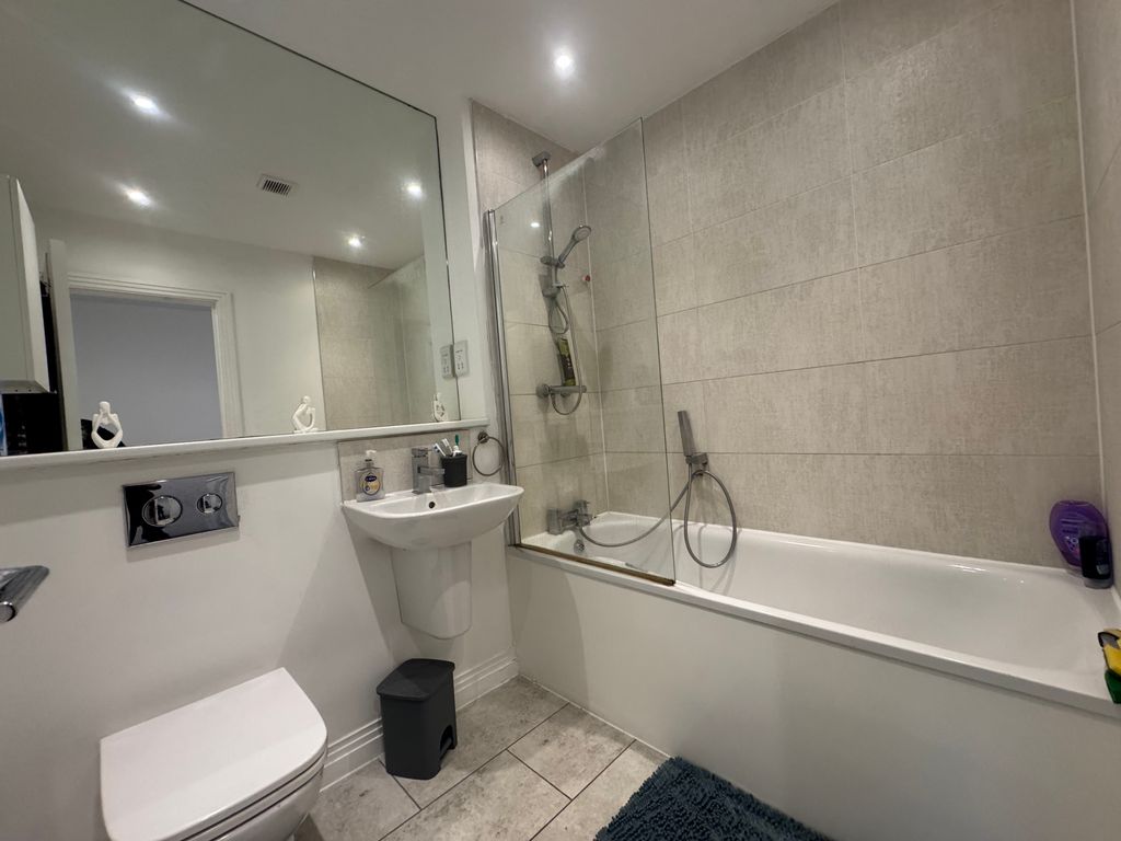 Property photo 3 of 9 Bathroom