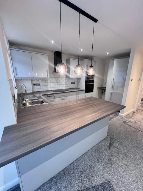 Property photo 3 of 11 Kitchen